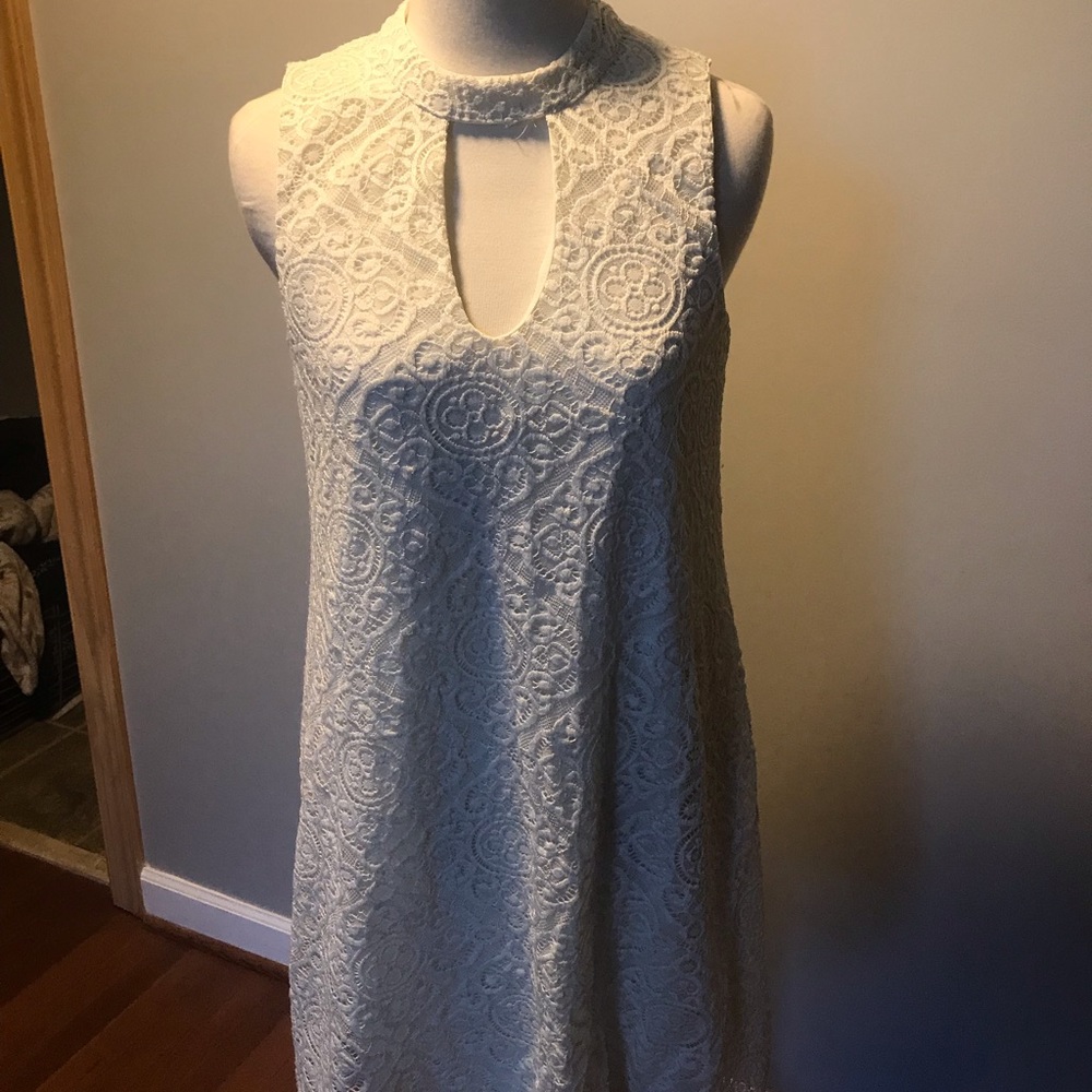 LONG WHITE SHIFT DRESS WITH FLORAL LACE PATTERNS